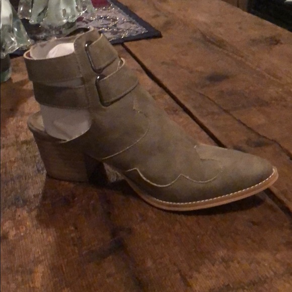 DONATED!! Distressed faux leather - Picture 7 of 9